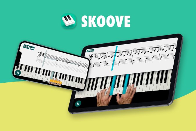 The Skoove Piano instruction app pulled up on a phone and keyboard.