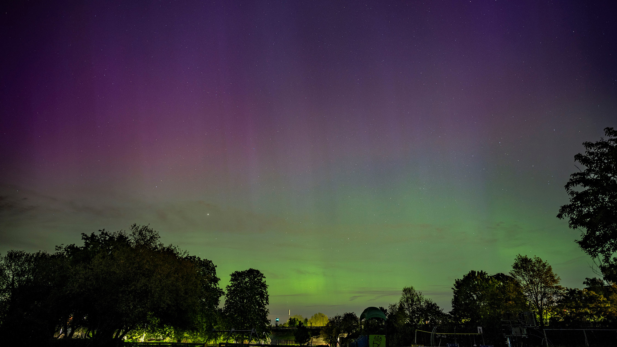 Por qué los eventos con poca luz, como la aurora boreal, a menudo se ven mejor a través de la cámara de tu teléfono