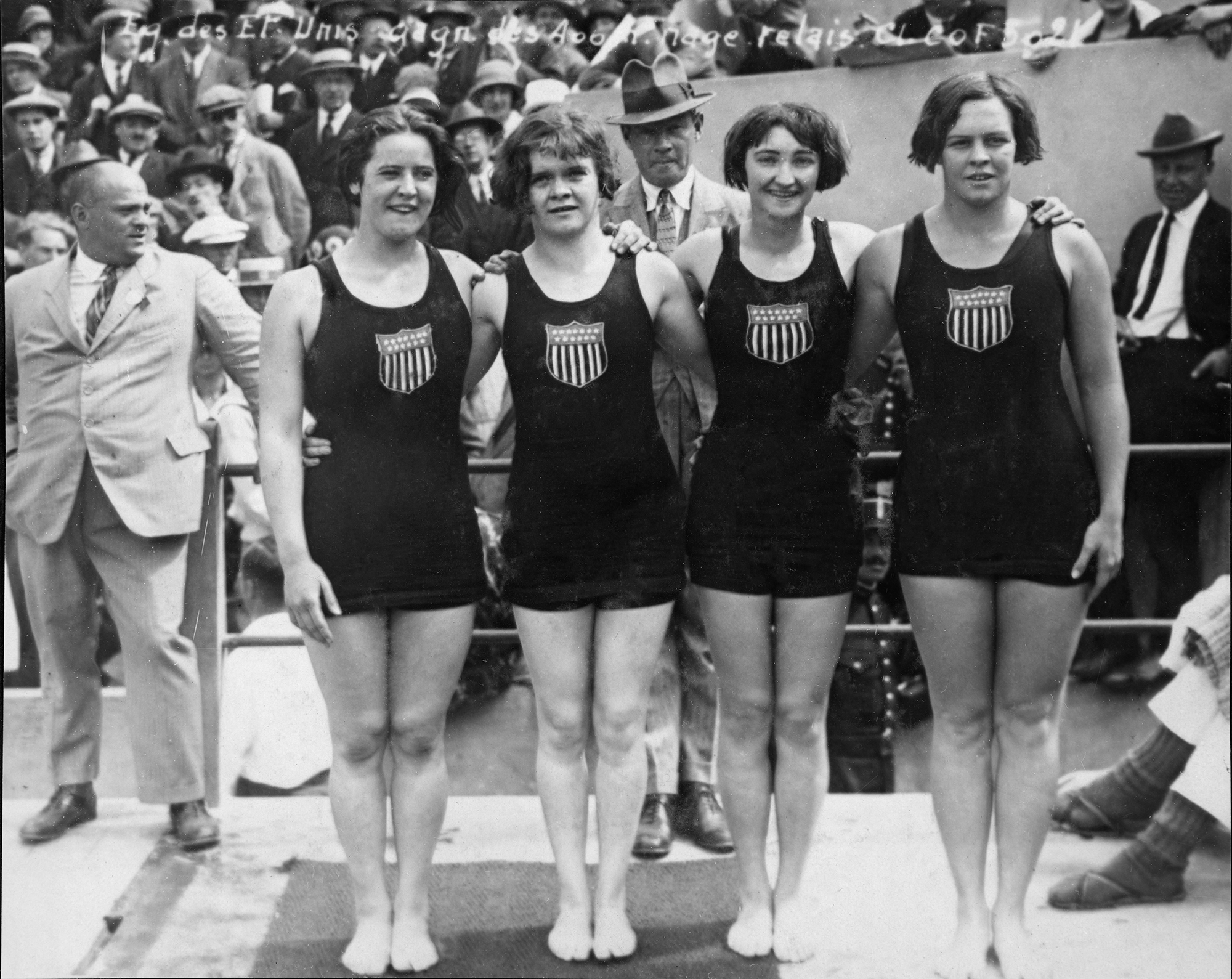 zwart-witfoto van vier leden van het estafetteteam van 4 x 100 meter voor dames op de Olympische Spelen van 1924 in Parijs.