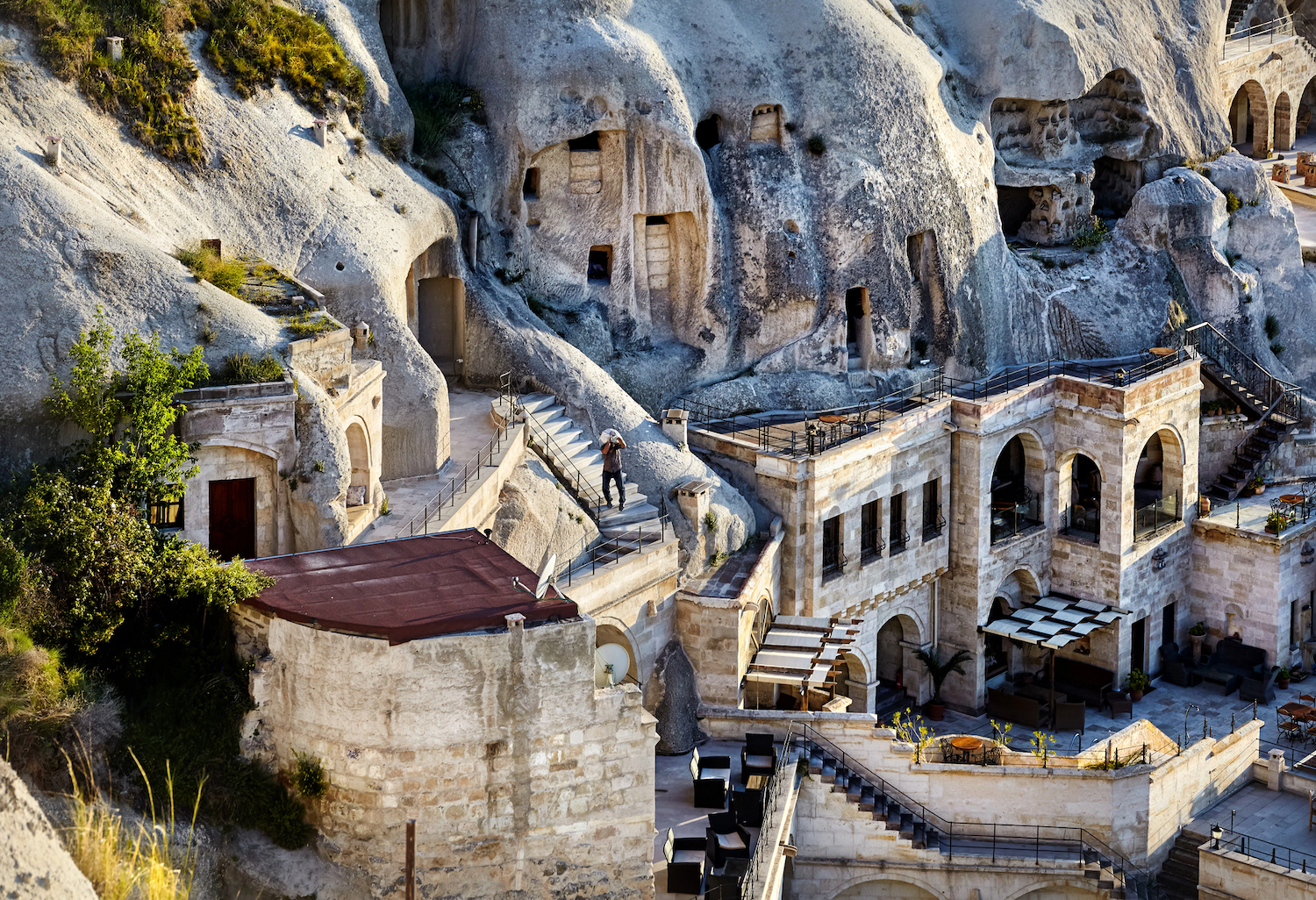 Een boetiekhotel in het Sedre-gebergte bij zonsondergang in de stad Goreme, Cappadocië, Turkije