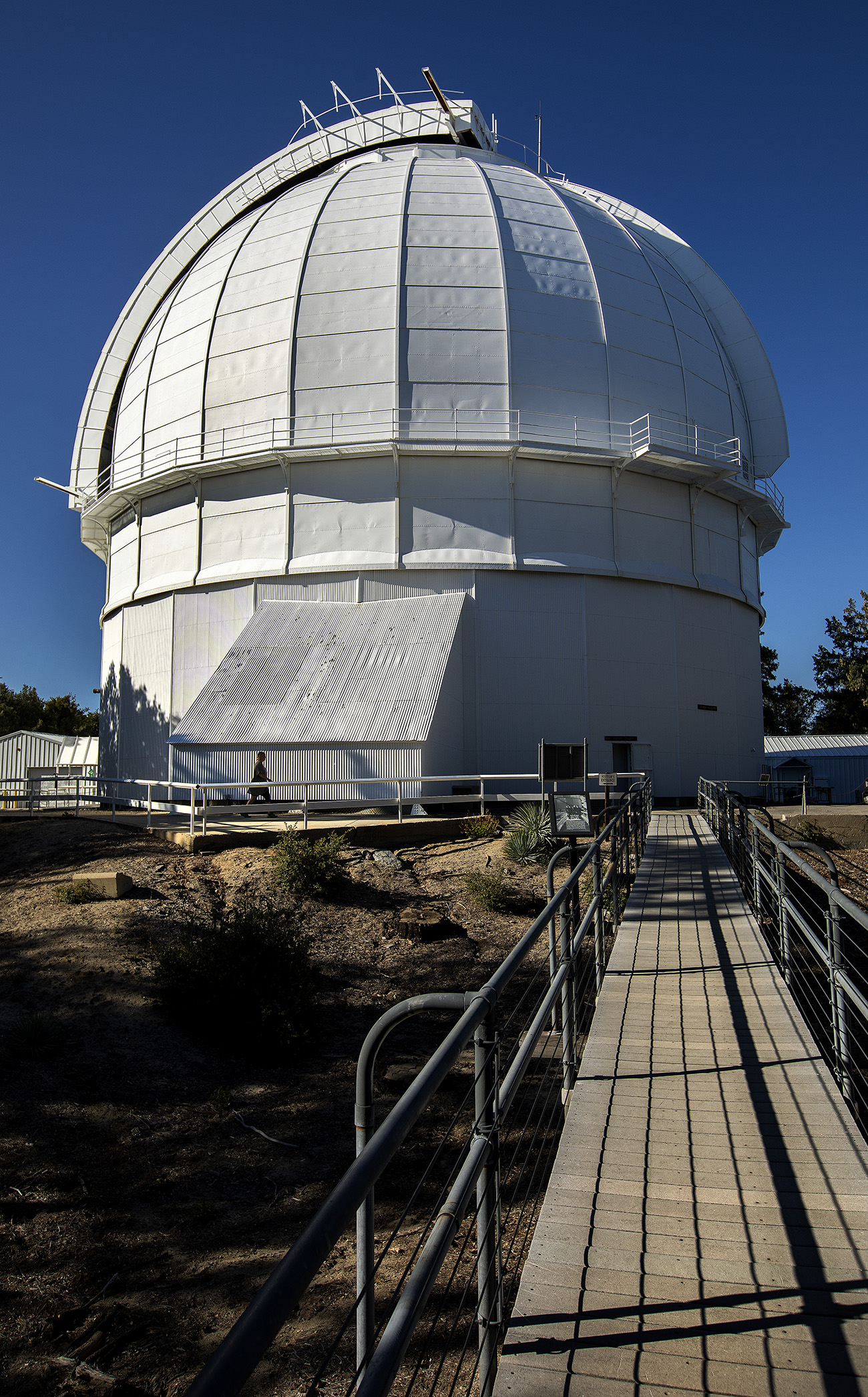 LOS ÁNGELES, CA-23 DE SEPTIEMBRE DE 2023: Descripción general del exterior del Observatorio Monte Wilson.  El 5 de octubre se cumple el centenario del famoso descubrimiento del astrónomo Edwin Hubble de que nuestra galaxia es sólo una entre innumerables otras en un vasto universo.  Hubble hizo este descubrimiento utilizando el telescopio Hooker.  (Mel Melcon/Los Angeles Times vía Getty Images)