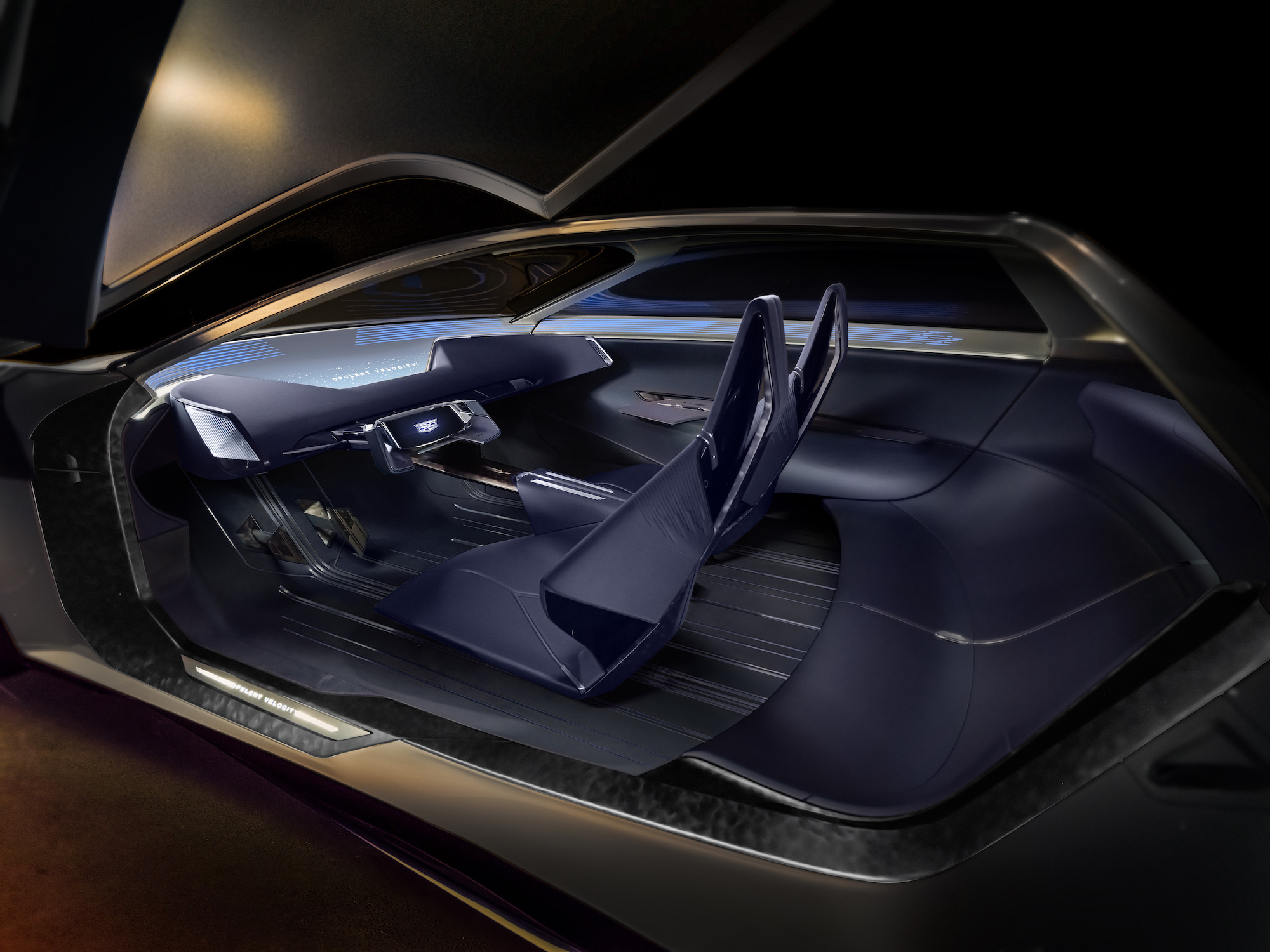 Binnenaanzicht van het Cadillac Opulent Velocity-conceptvoertuig in donkerblauw Selene Metallic, met een 2+2-zitconfiguratie.