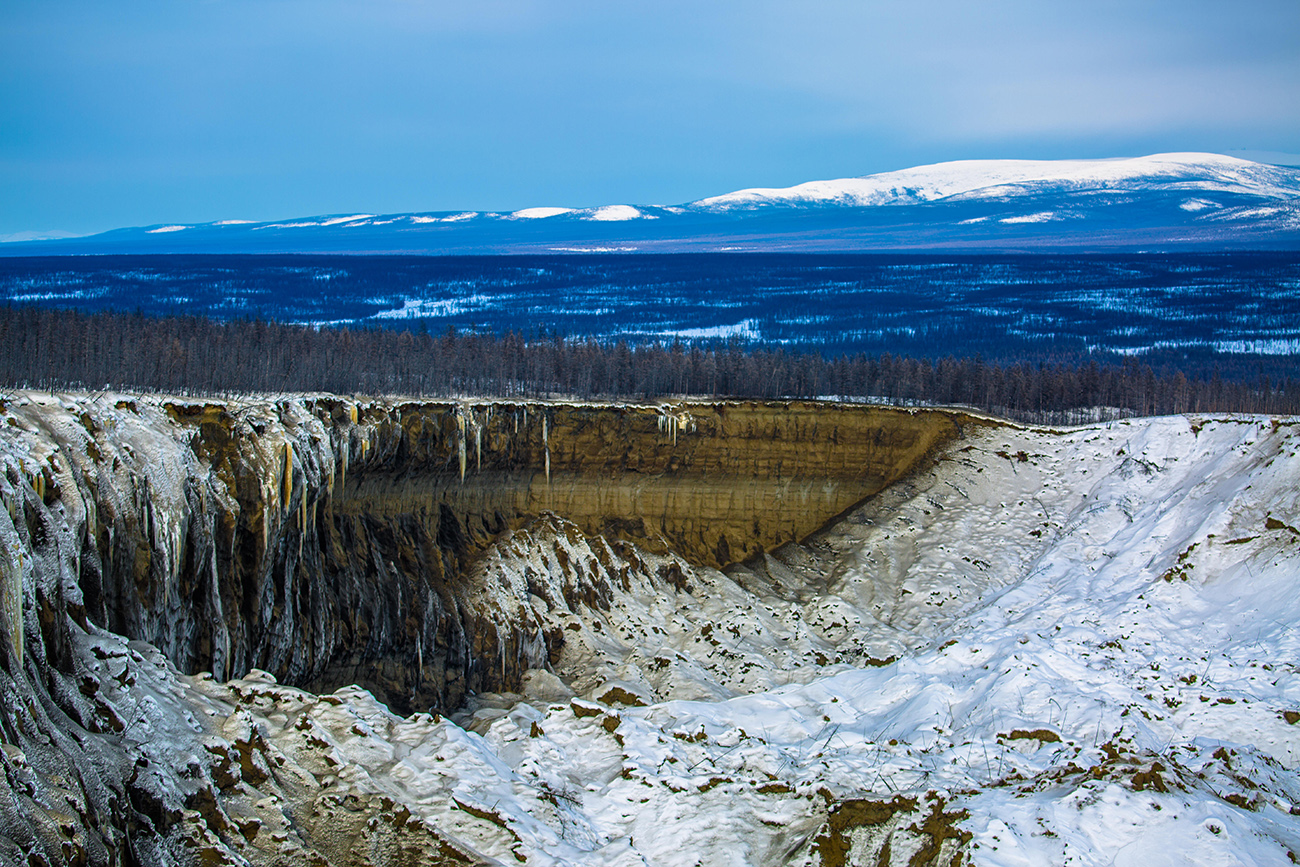 RP13G3 Enorme thermokarstkrater die schade aan de permafrost en ons klimaat vertoont, Batagay, Rusland