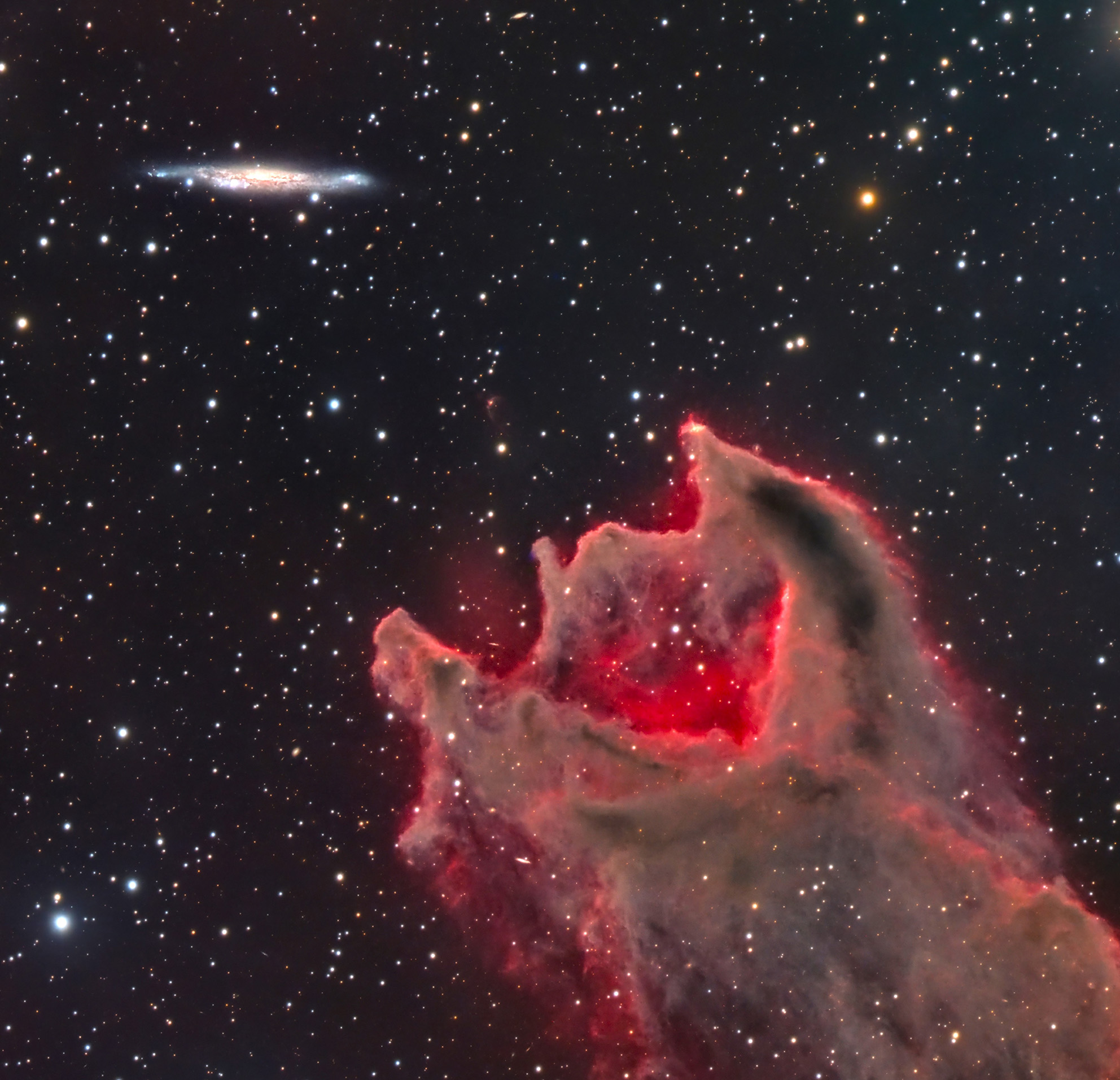 een wolk in de vorm van een grote worm met een open mond tegen een achtergrond van een donkere lucht en sterren