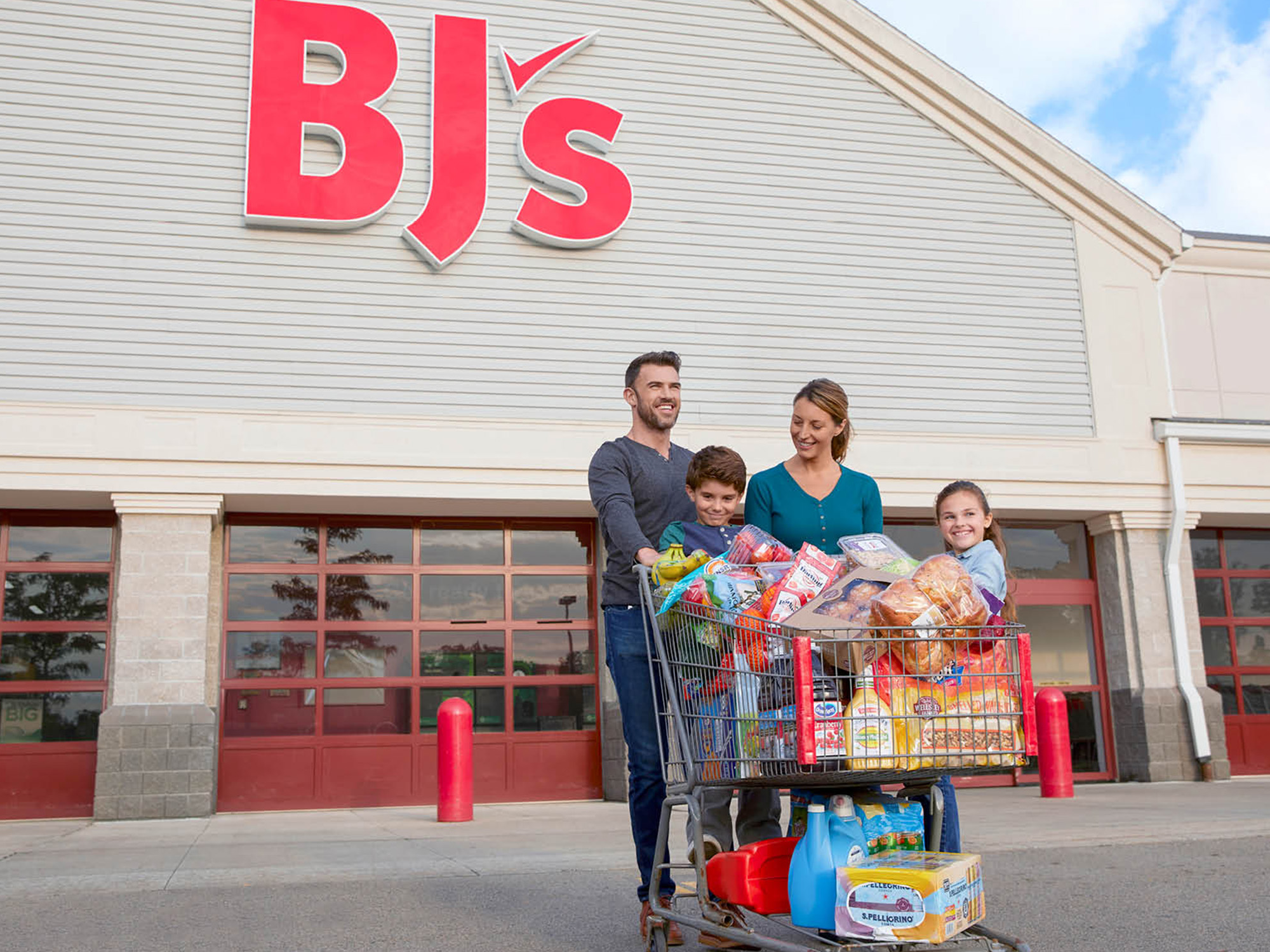 A family leaving BJ's with a cart.