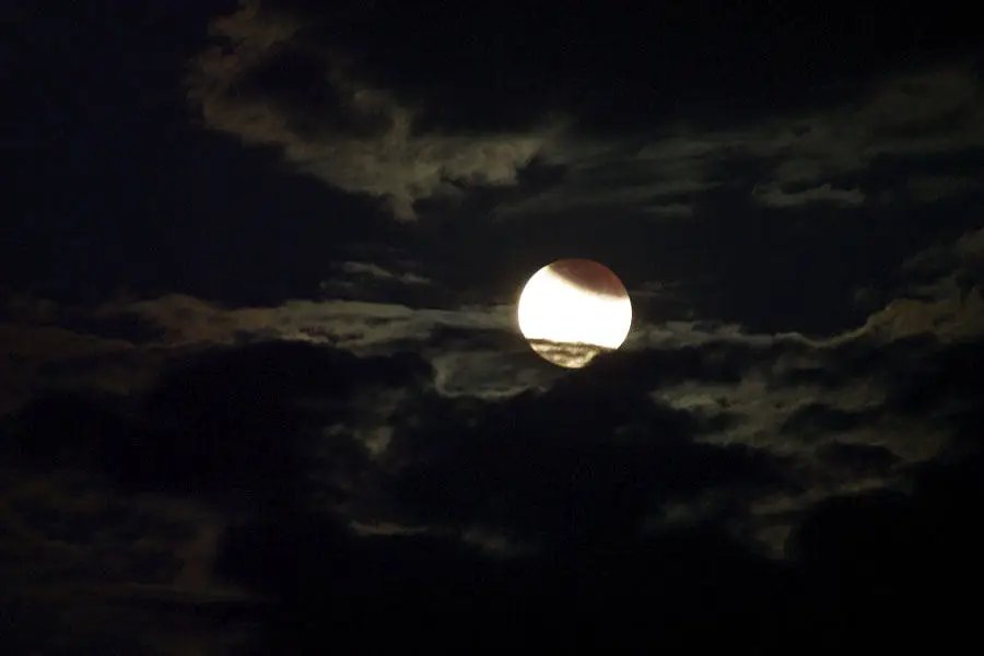 een gedeeltelijke maansverduistering, waarbij een deel van de rechterbovenhoek van de maan wordt verduisterd door de schaduw van de aarde