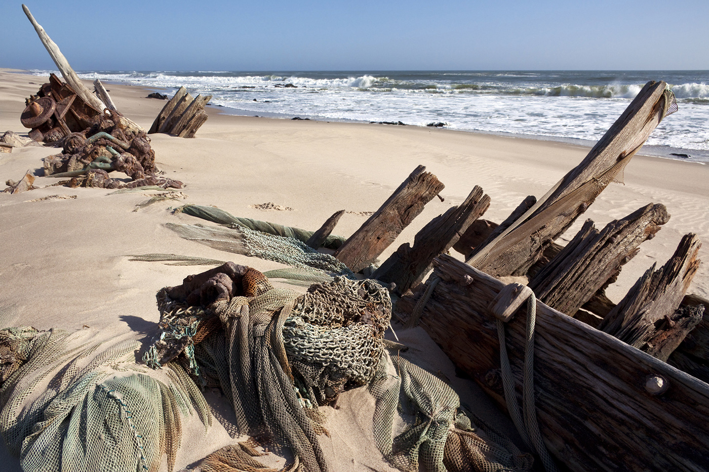 Een oud houten scheepswrak aan de Skeleton Coast in Namibië