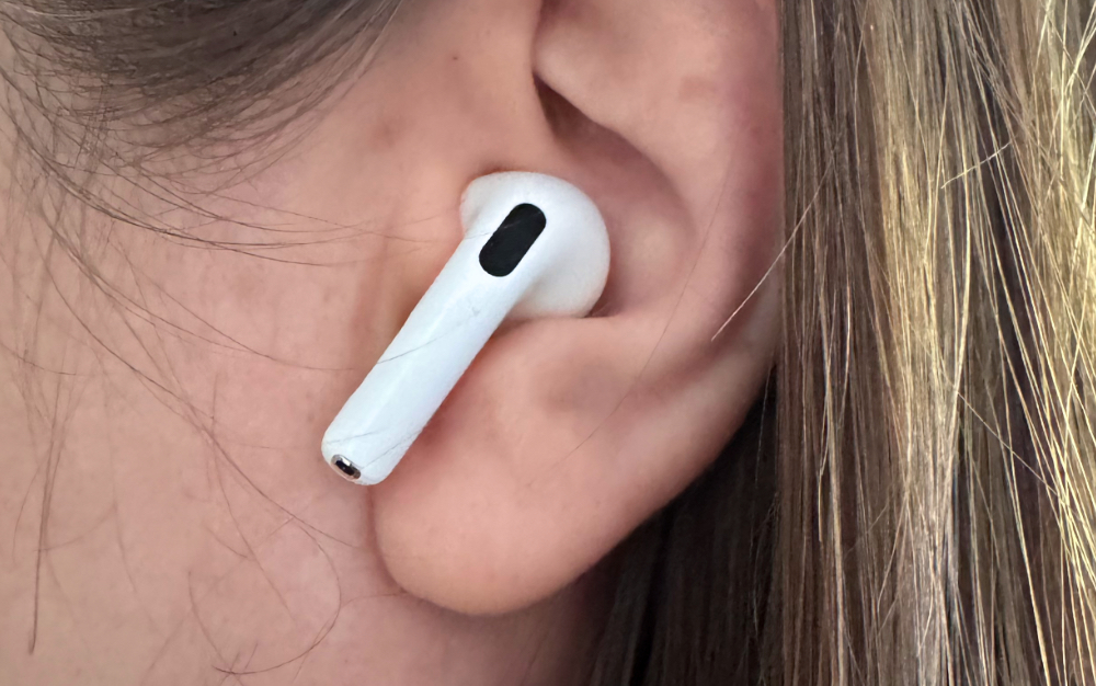 AirPods 4 met actieve in-ear ruisonderdrukking.