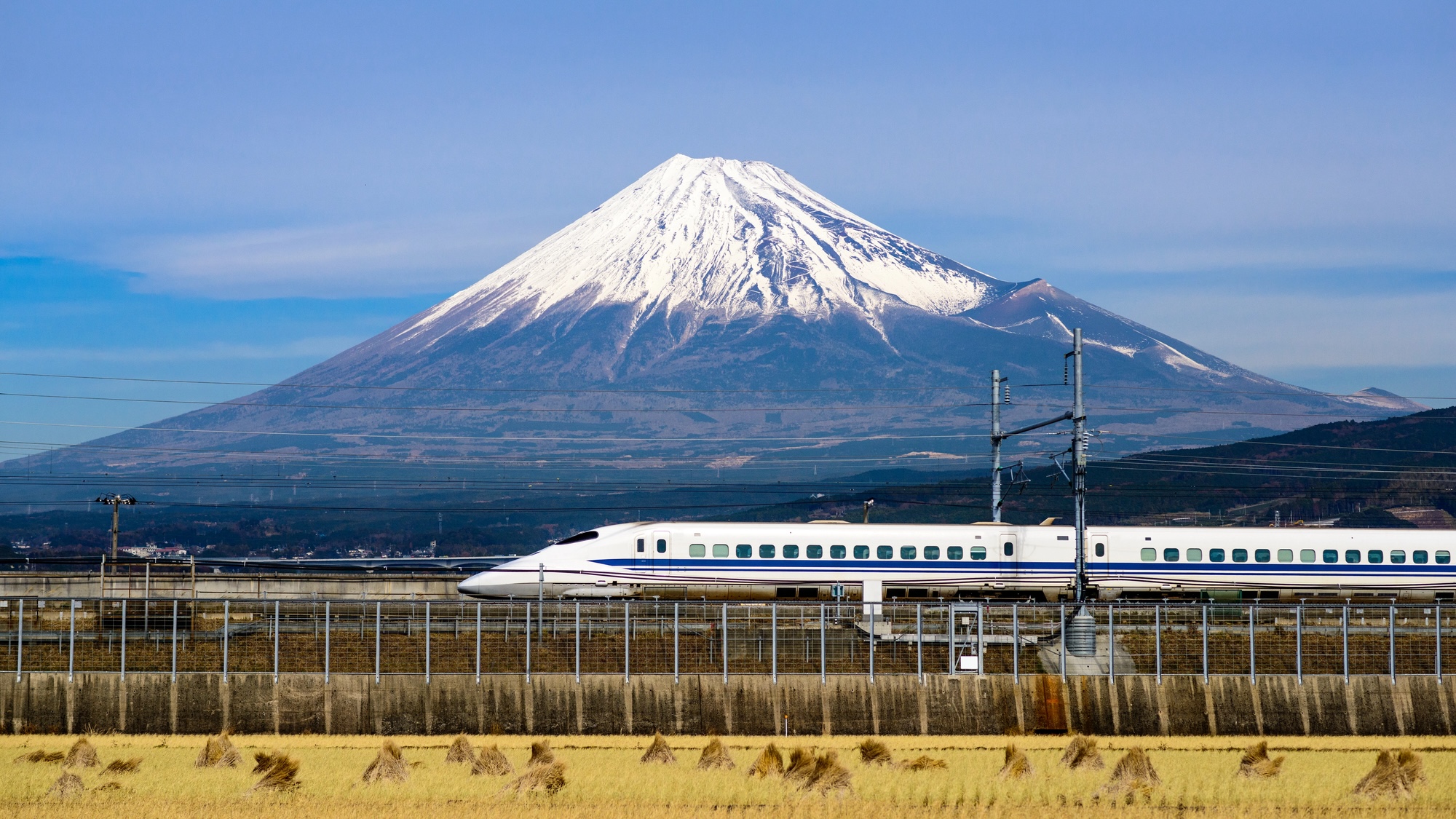 網頁設計 一列子彈列車從日本富士山下經過。