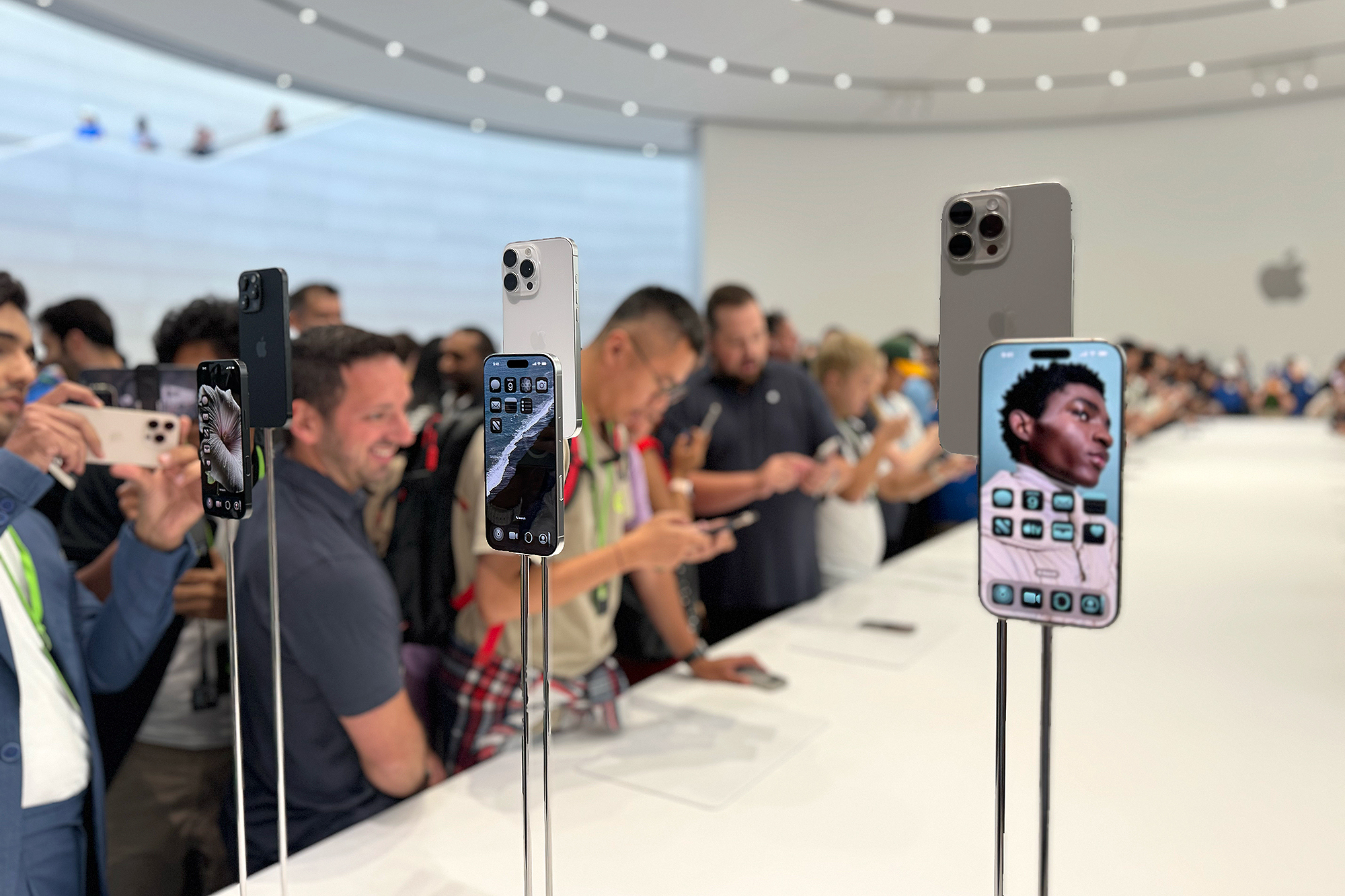 El iPhone 16 Pro en exhibición en la sede de Apple en Cupertino, California.