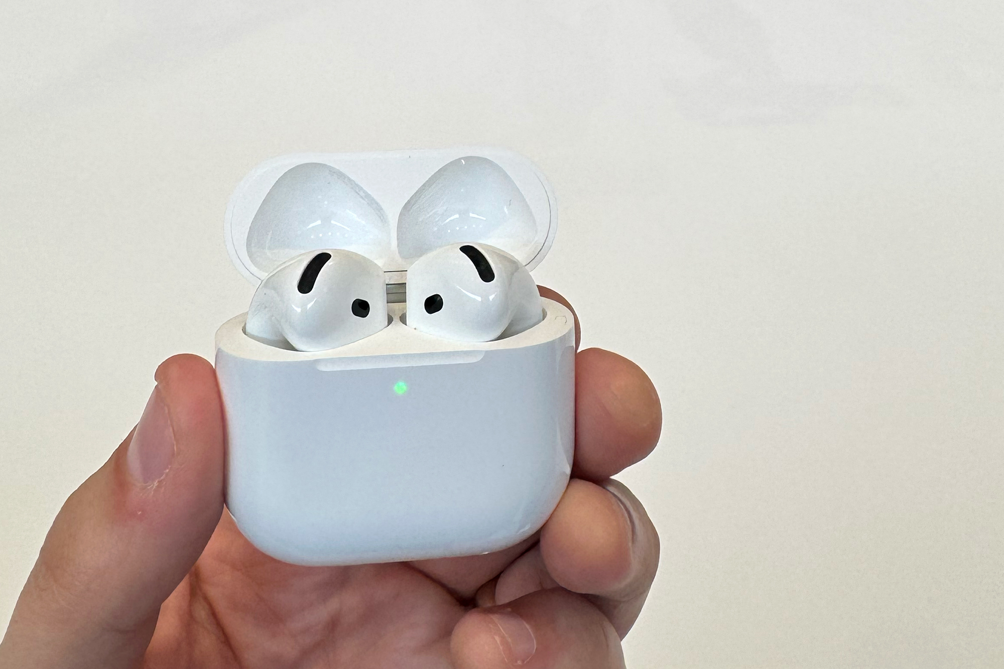 De nieuwe AirPods 4 in hun hoesje.