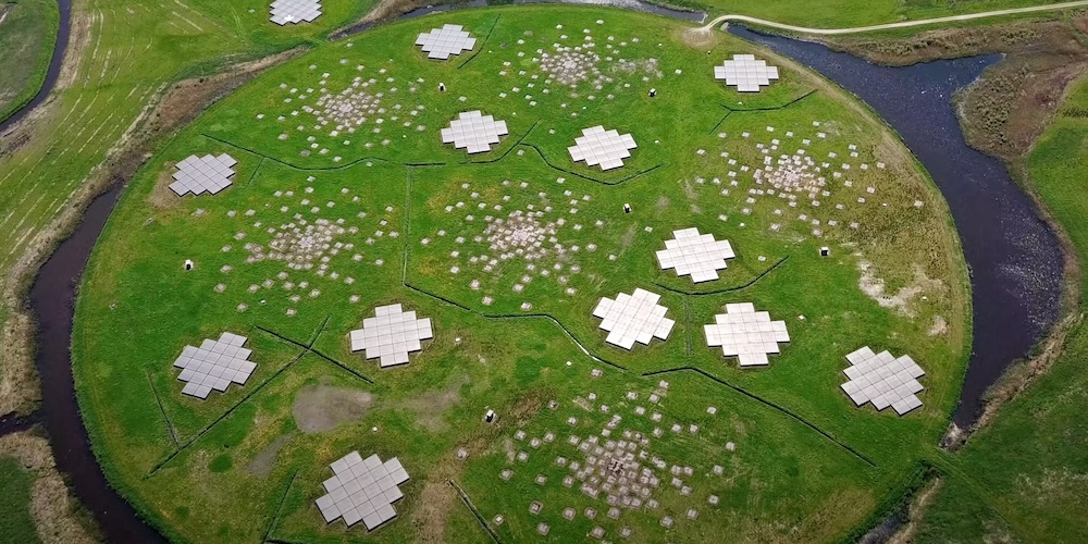 Foto van het hart van LOFAR (LOw Frequency ARray), dat bestaat uit tientallen onderstations verspreid over Europa.