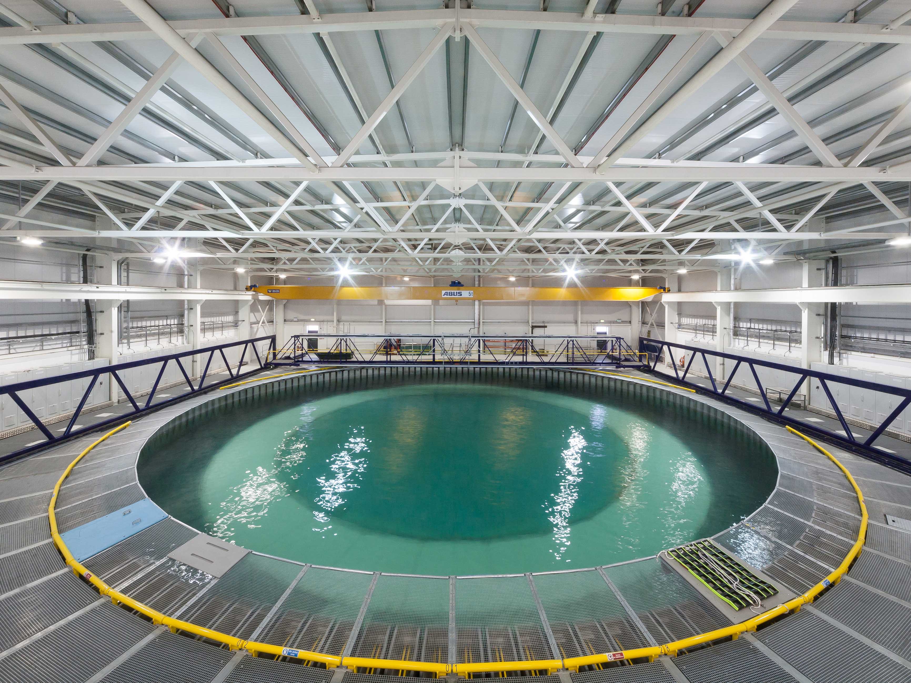 ronde tank in het laboratorium 