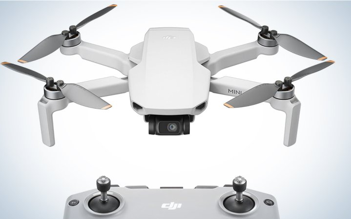  DJI Mini 4K drone with controller