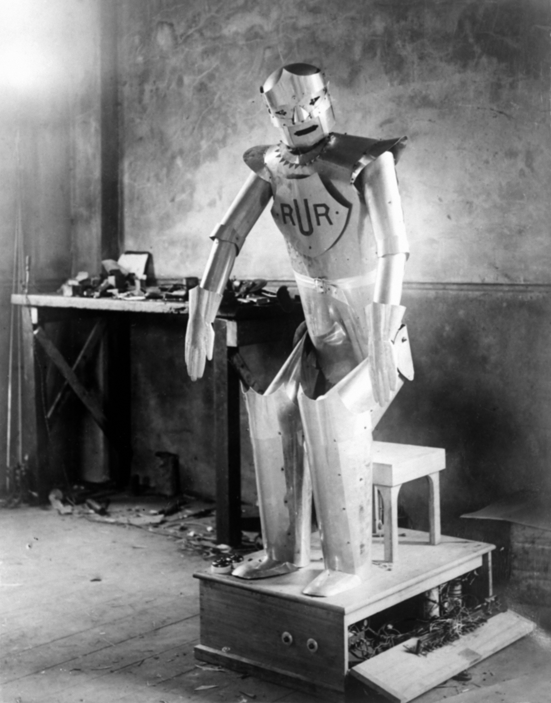 GOMSHALL, UNITED KINGDOM - 1928: Captain William Richards and Alan Herbert Reffell have designed and built a kinght- like robot named Eric and able to perform the same tasks as a human being in 1928, in Gomshall, United Kingdom. (Photo by Gamma-Keystone via Getty Images)