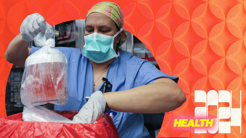  a nurse holds a kidney in a bag