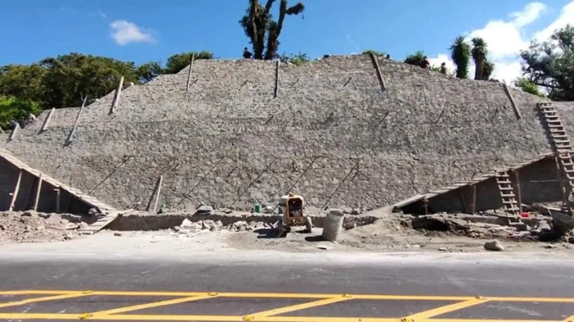 Antigua pirámide descubierta durante la construcción de una carretera