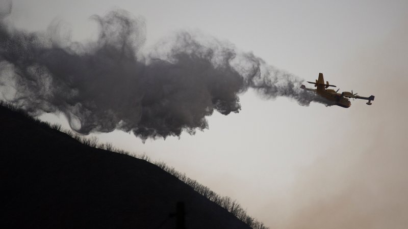 Canadair CL-415 Super Scooper dumping water over wildfire