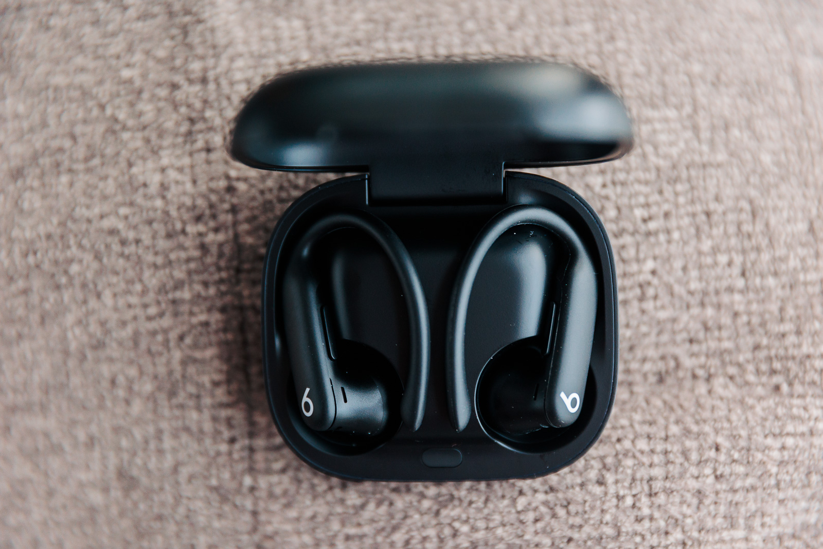 Powerbeats Pro 2 in case