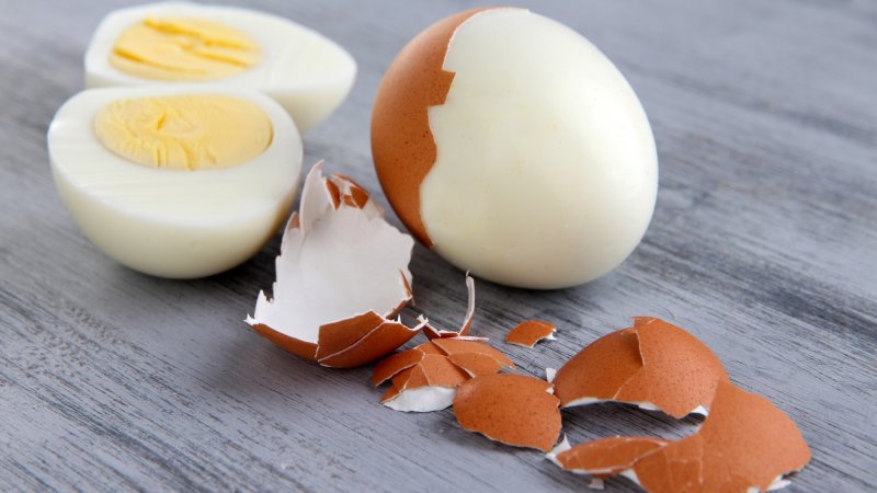 Boiled and half-peeled eggs