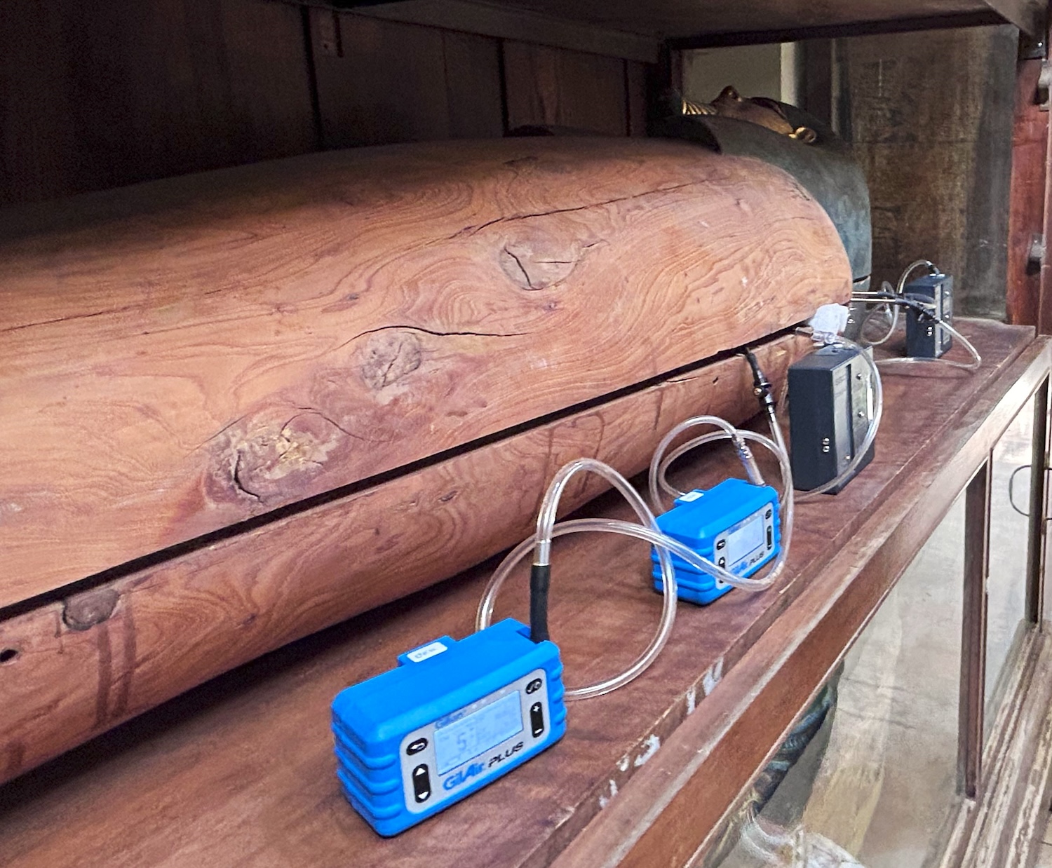 Active sampling with sorbent tubes of the air surrounding a mummified body from the New Kingdom at the exhibition area of the Egyptian museum in Cairo. Credit: Emma Paolin