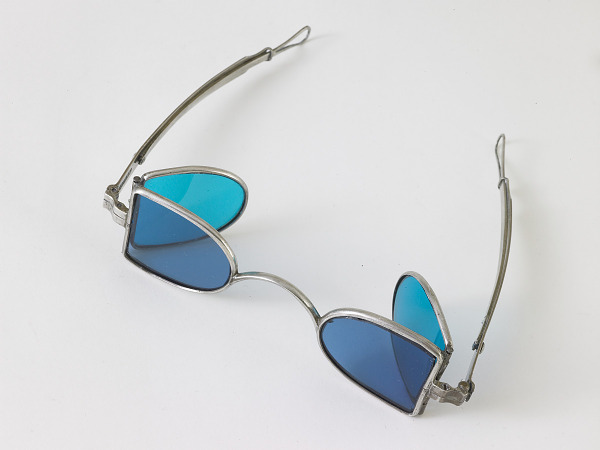 Spectacles with blue lenses on the front and sides