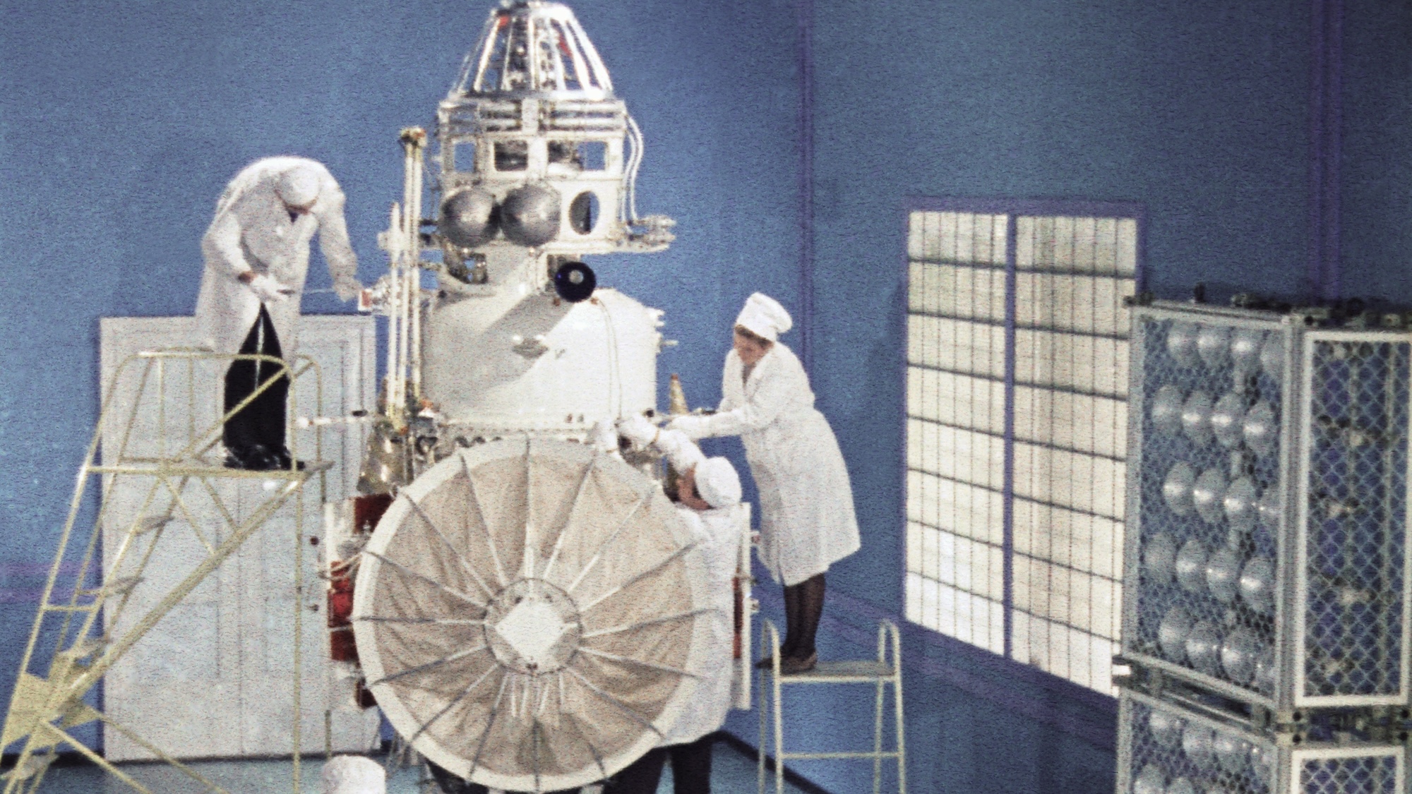 A dead Soviet space probe from 1972 is falling back to Earth